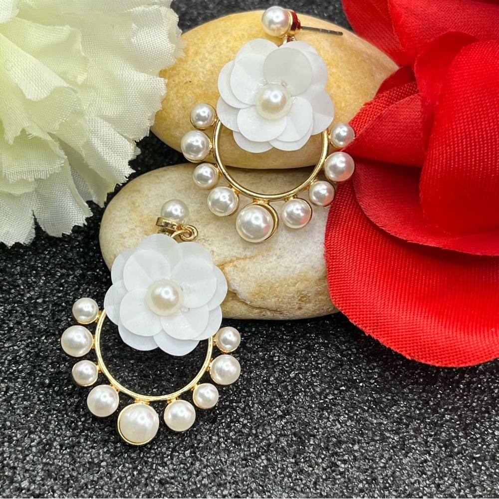 NEW Elegant Gold-Tone White Flowers and Simulated Pearls Drop Earrings